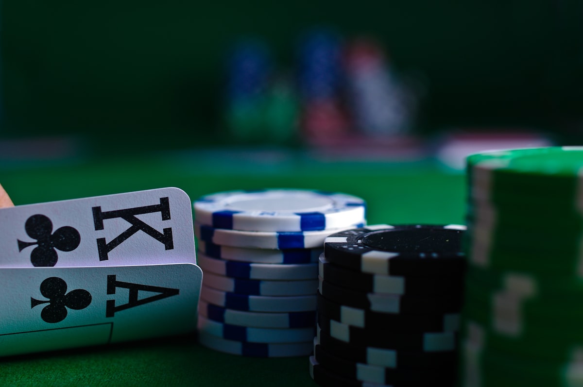 Kartu remi dan chip poker tersusun di atas meja