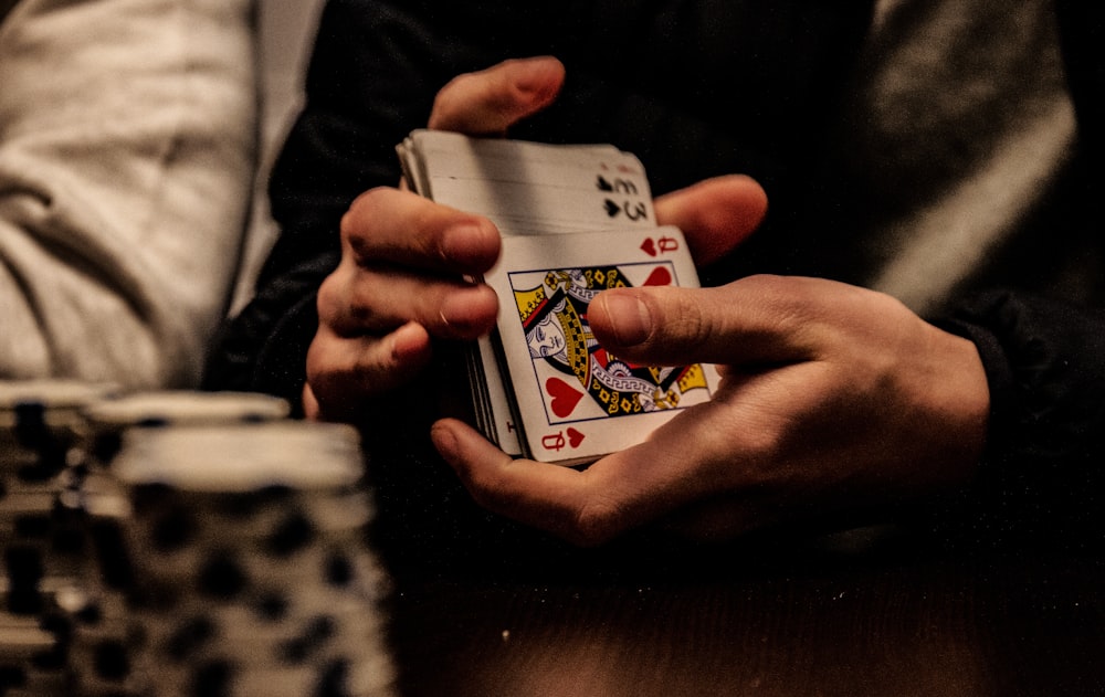Tangan memegang kartu King of Spades