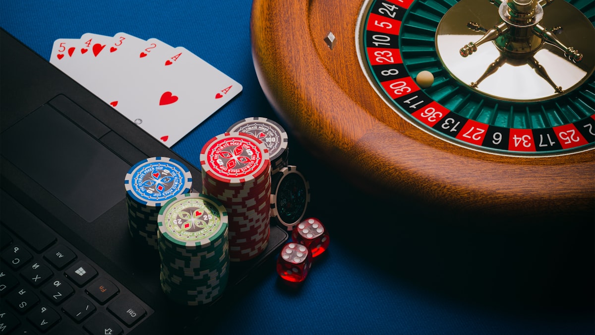 Roda roulette dan susunan chip kasino di atas meja