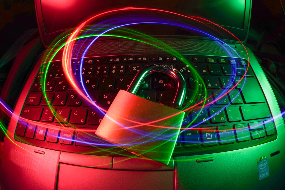 Gembok digital di atas laptop dengan jejak cahaya
