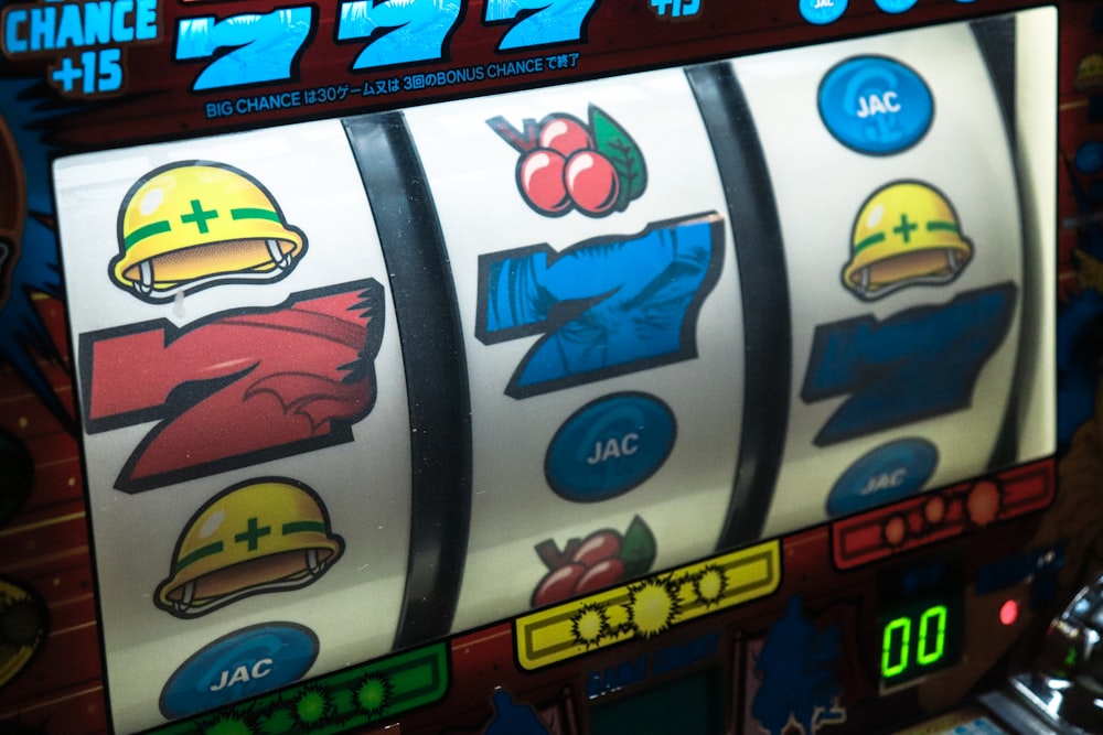 Layar mesin slot menampilkan simbol tiga angka tujuh