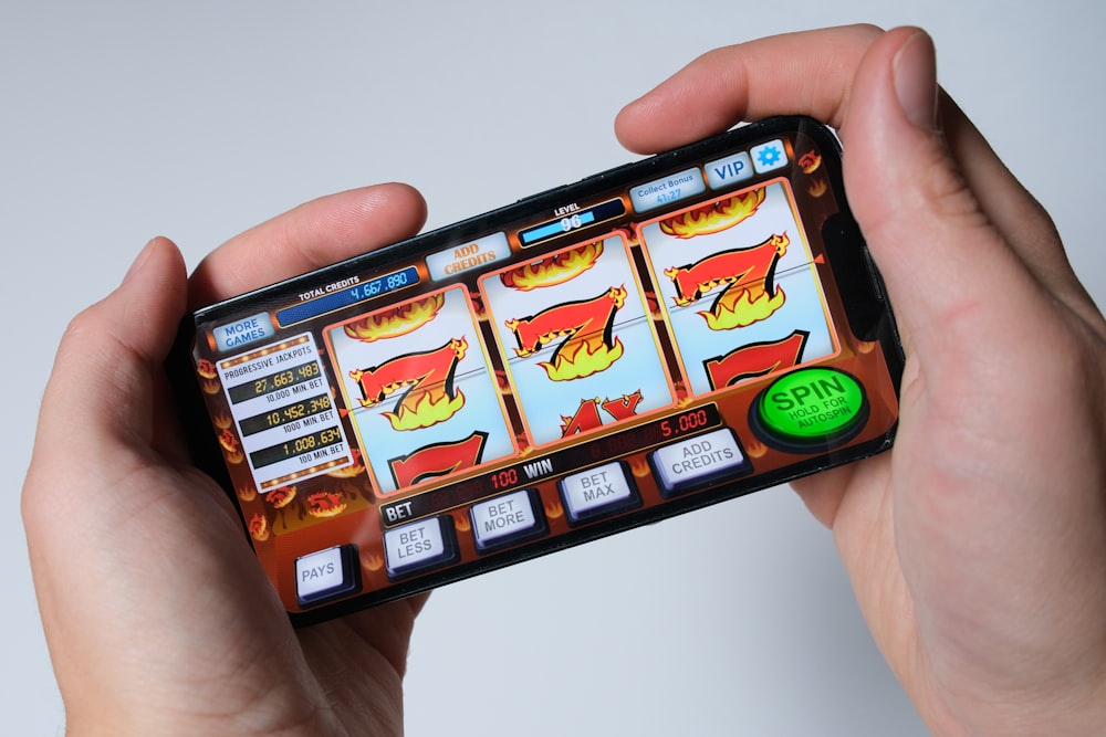 Seseorang memainkan permainan slot di ponsel pintar