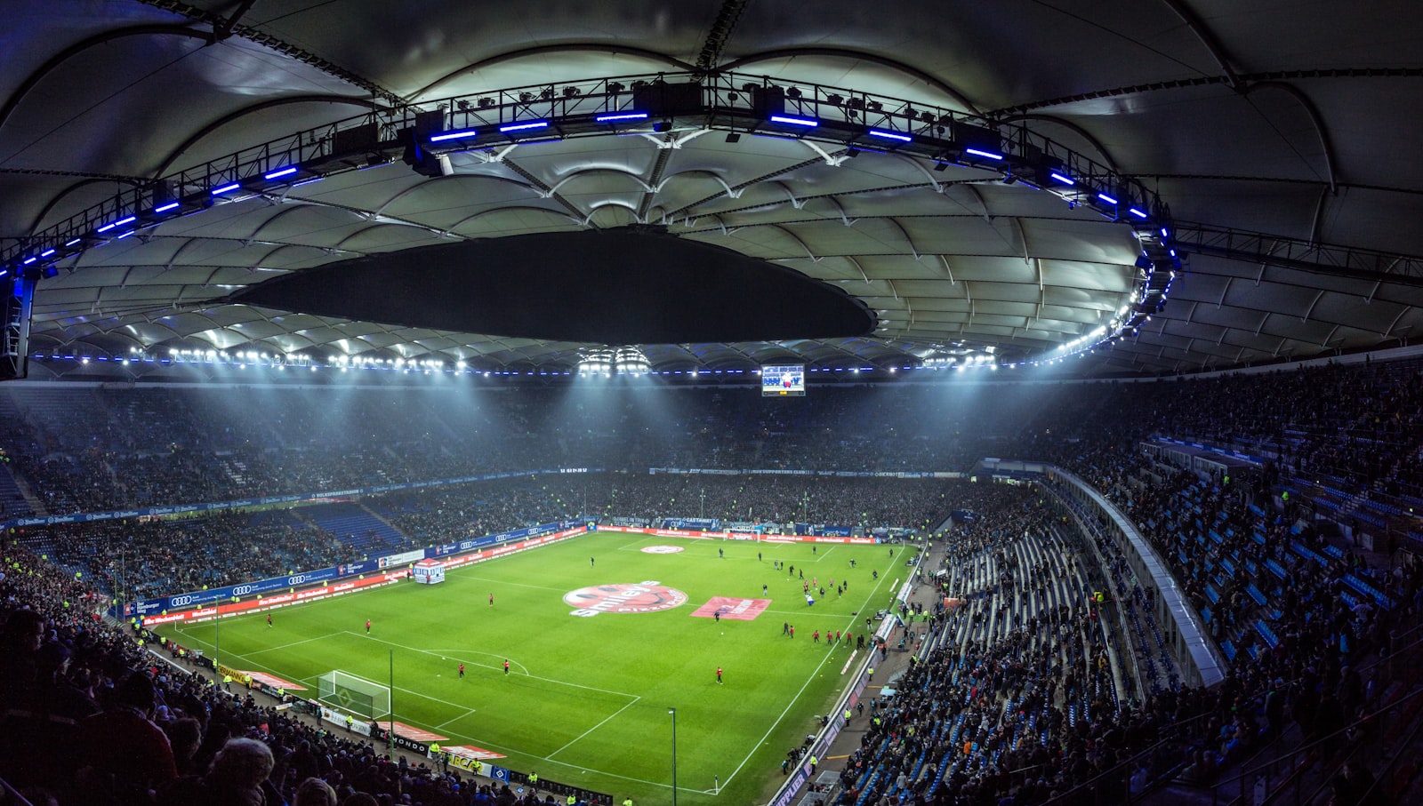 Stadion sepak bola dari sudut pandang atas dengan lampu menyala